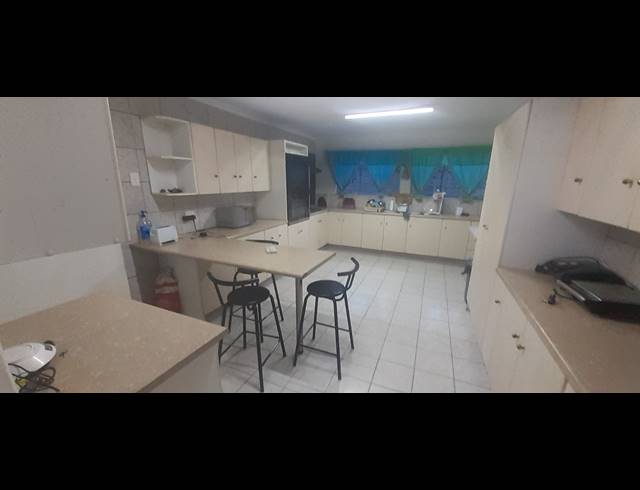 6 bed property to rent in BUCCLEUCH